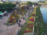 요천변 춘향, 몽룡 꽃 대형조형물 관광객 최고 인기
