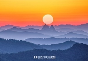 붉은 말의 해 병오년(丙午年), 말의 귀를 닮은 진안 마이산 위로 솟은 ‘해’