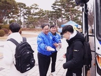 군산대, 개강 첫날 ‘웰컴 떡’ 전달...따뜻한 새 학기 맞이